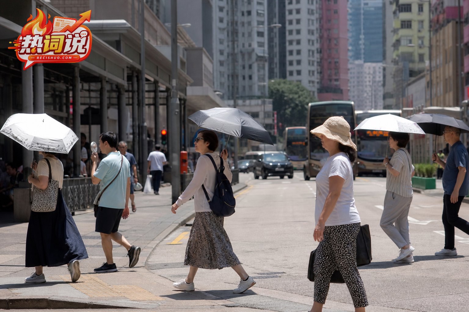 酷热天气下,香港城市街头的行人撑伞、戴帽并使用手持风扇防暑