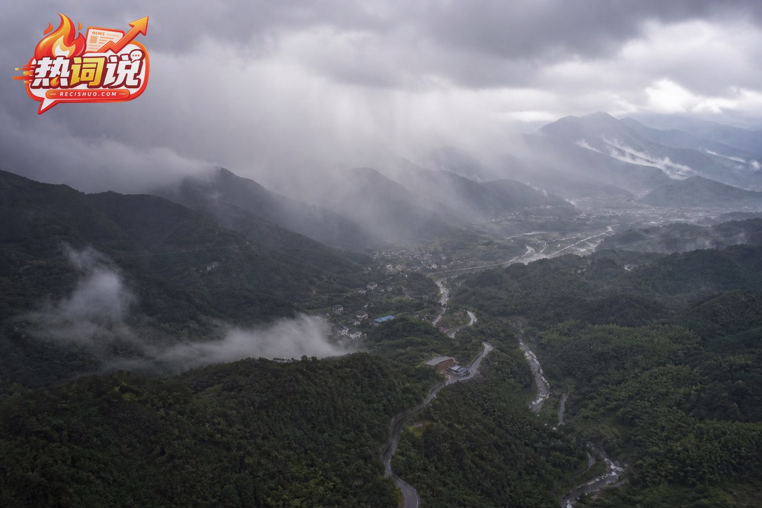 低云和雨带沿浙南层叠山谷弯曲延伸的航拍景象