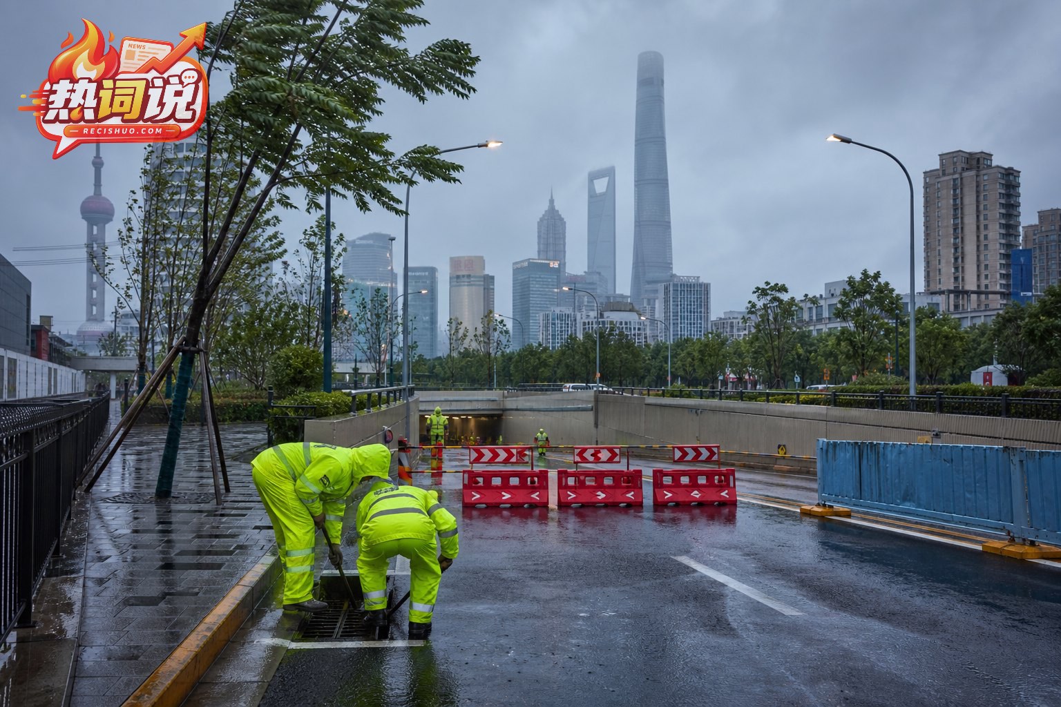 台风风雨来临前上海城市道路实施封控并检查排水设施