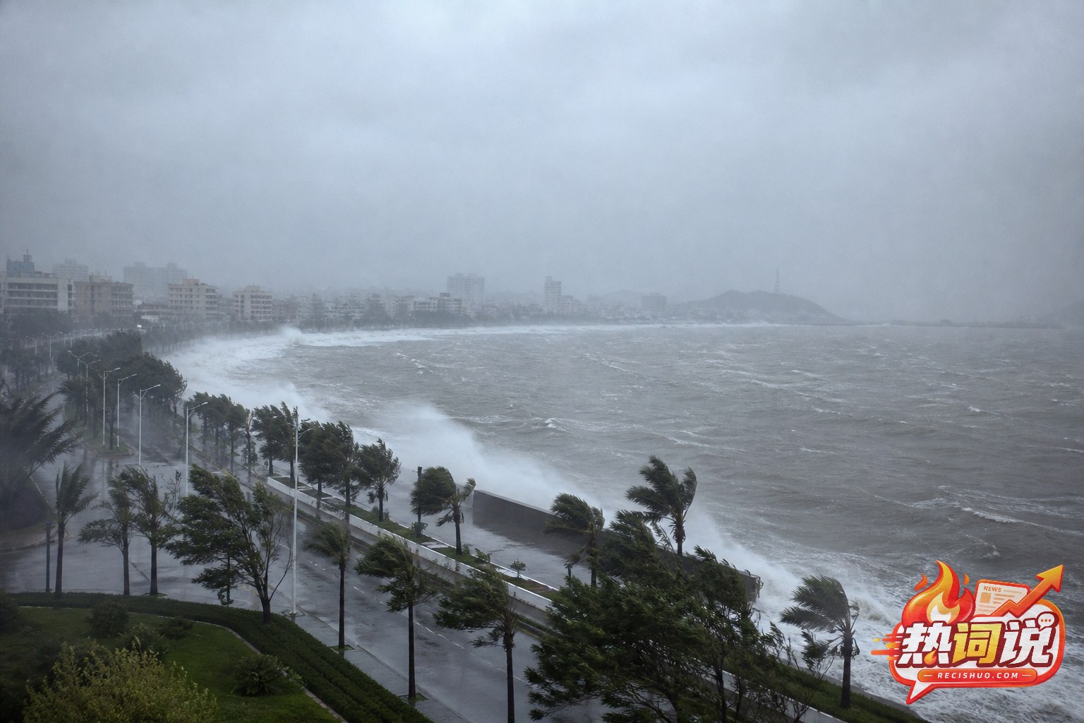 强风暴雨中海浪冲击浙江沿海防波堤的台风登陆场景