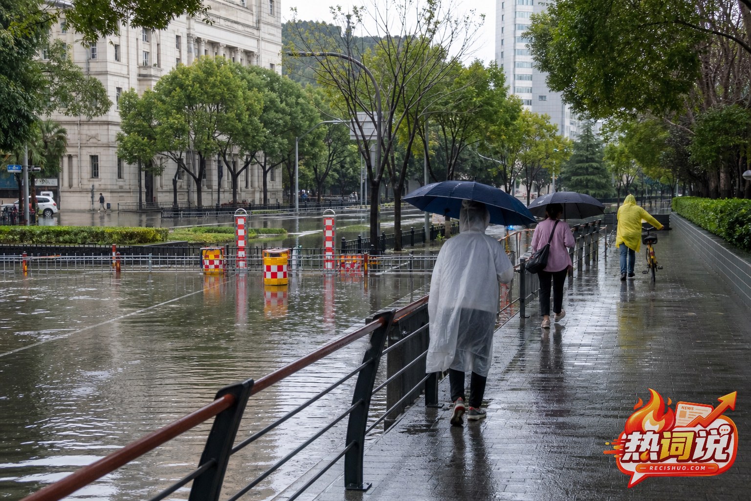 暴雨积水期间行人沿高处通道绕开封闭低洼路段