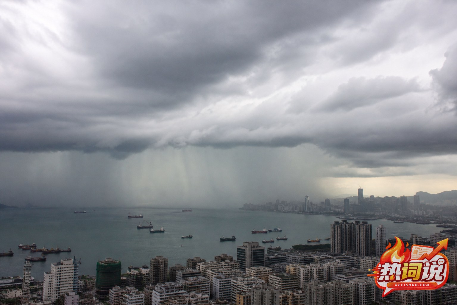 沿海城市上空云层密布并出现明显雨幕