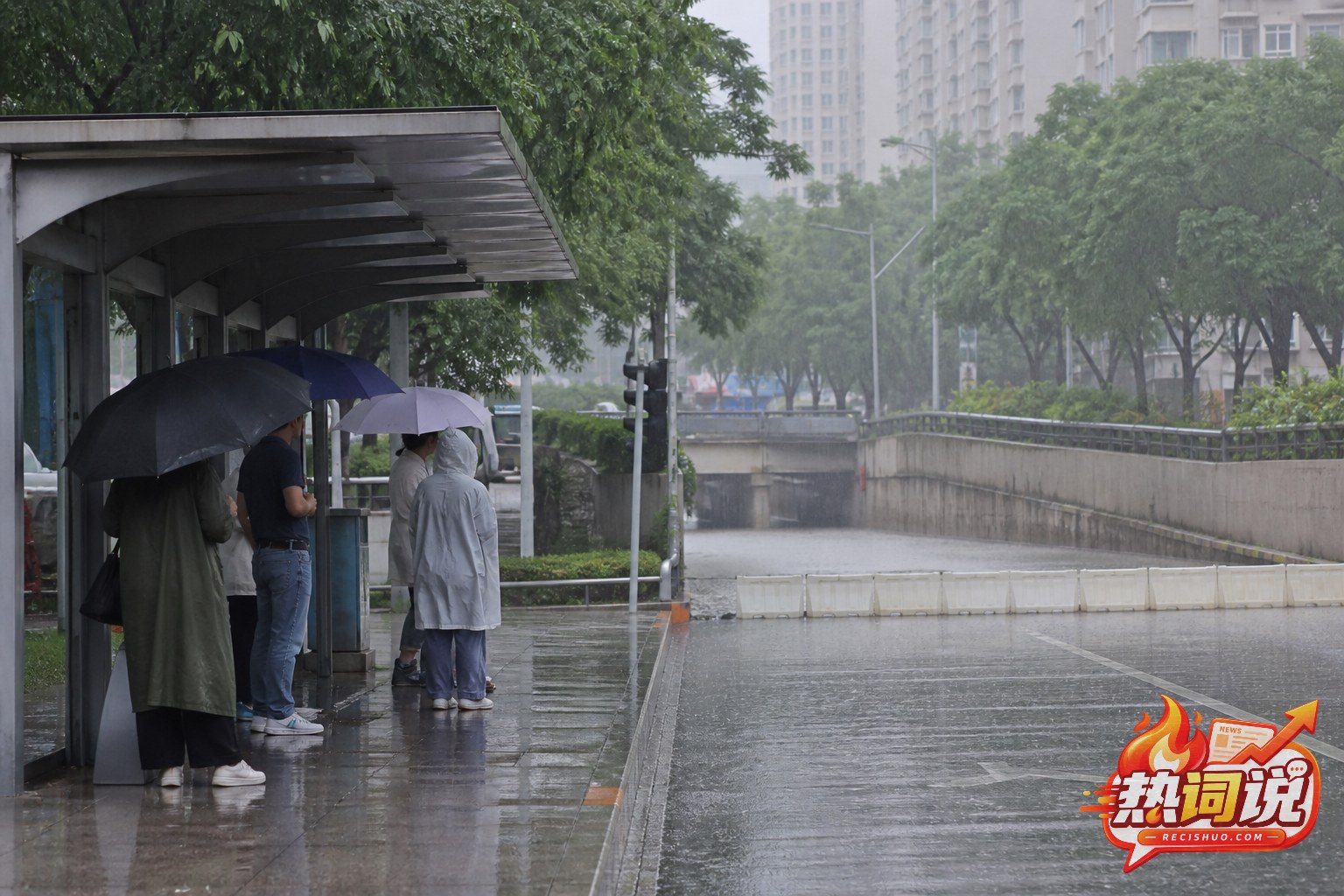 持续降雨中市民在遮蔽物下等候并避开积水下穿通道