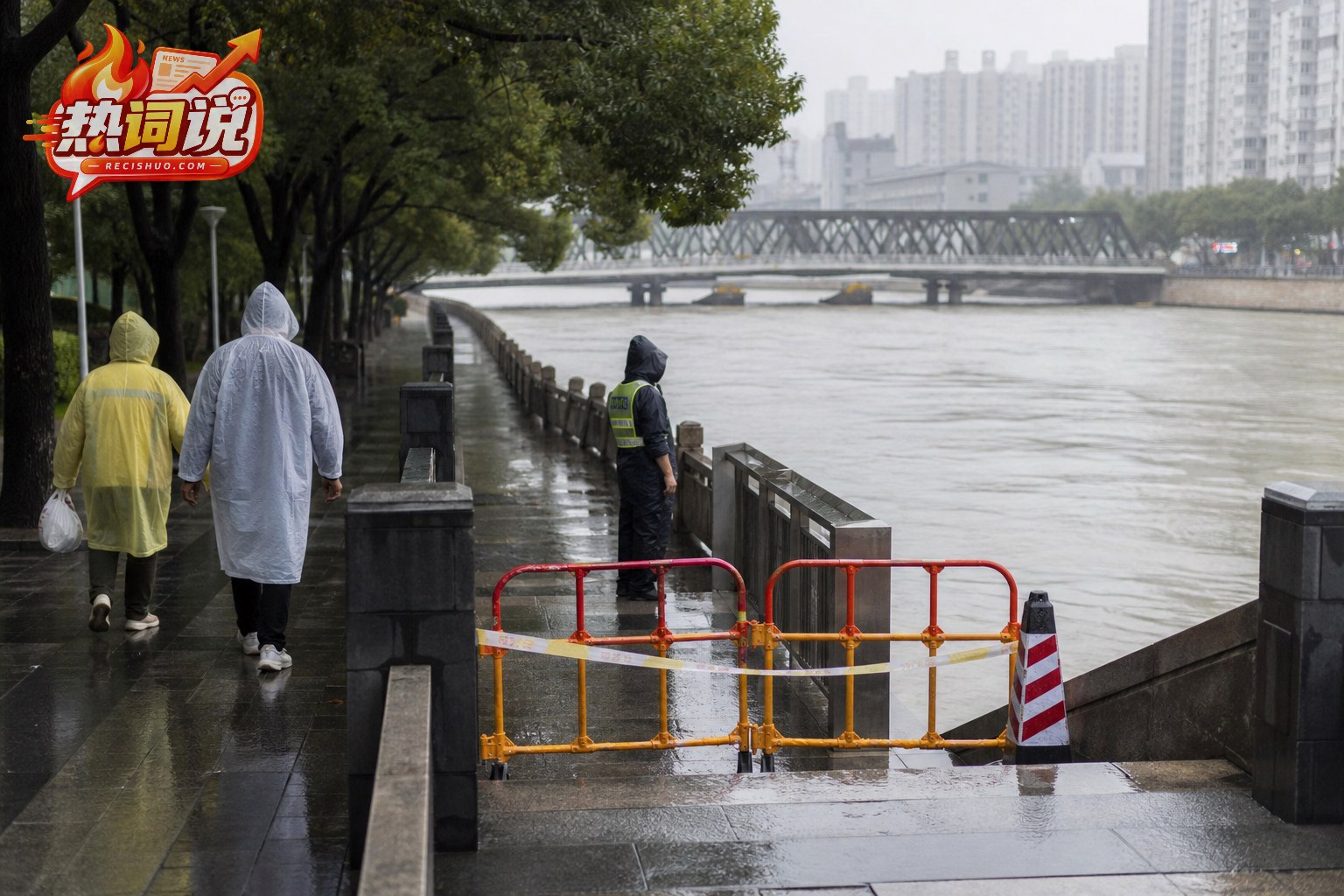 强降雨期间苏州河沿岸低位通道被隔离,市民从高处步道绕行