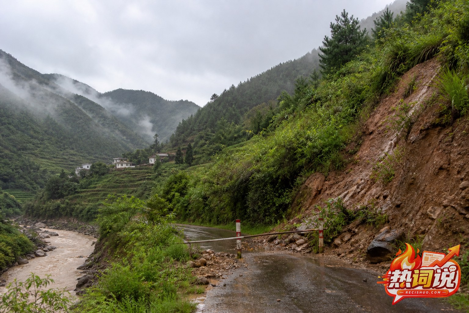 持续降雨后内陆山区溪流上涨且道路边坡出现落石