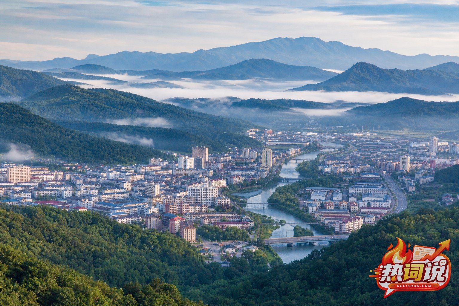 晨雾、林海与群山环抱的吉林白山城市全景