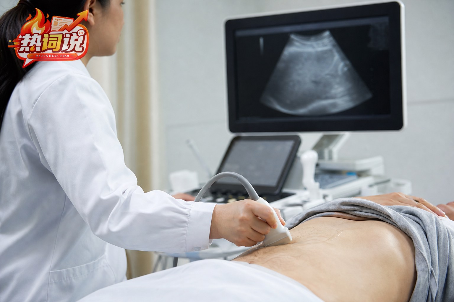 医务人员为受检者进行腹部肝脏超声检查