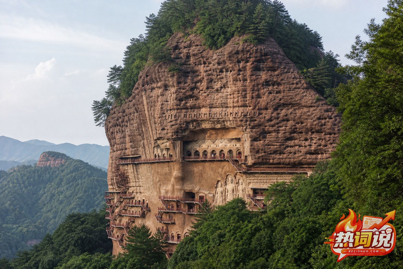 夏日群山环绕下的麦积山石窟崖壁与栈道全景