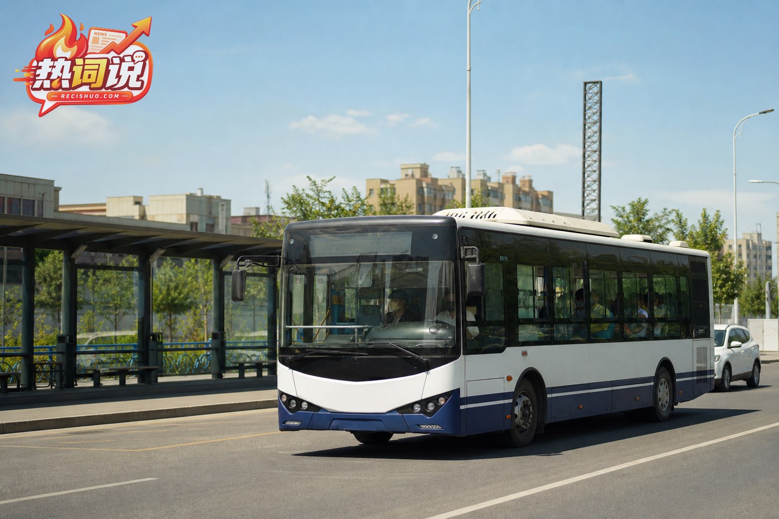 盛夏城市道路上一辆载有乘客的公交车正在正常行驶