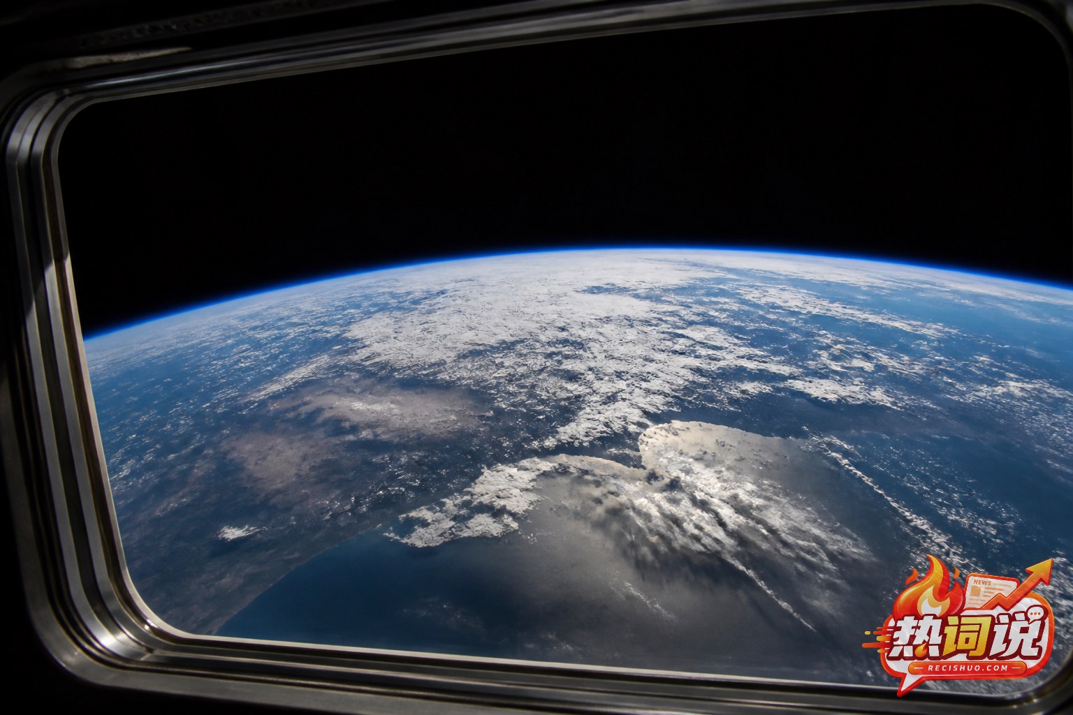 从空间站舷窗第一视角俯瞰蓝色地球、云层与弧形地平线的写实示意图