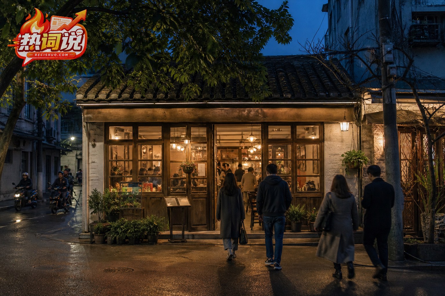暮色中亮起暖灯的城市街巷餐馆,行人正向店门走去
