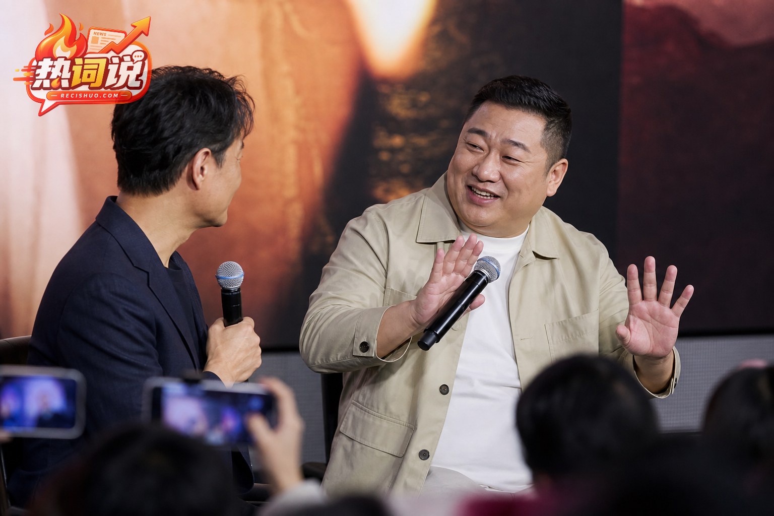 电影路演中男嘉宾摆手回应主持人提问的情境示意图