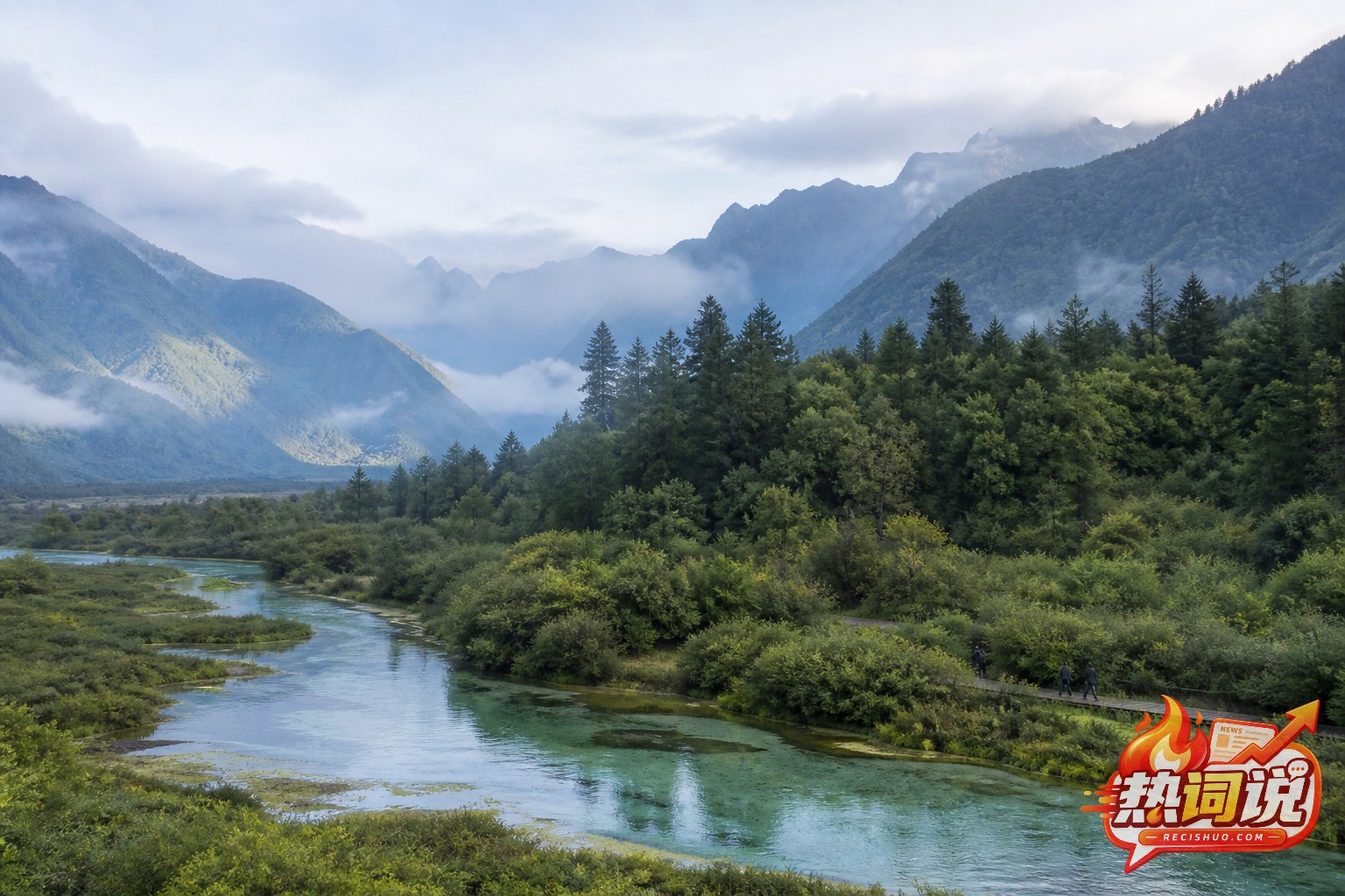 晨光下青山、森林、河流与湿地相连的生态系统全景