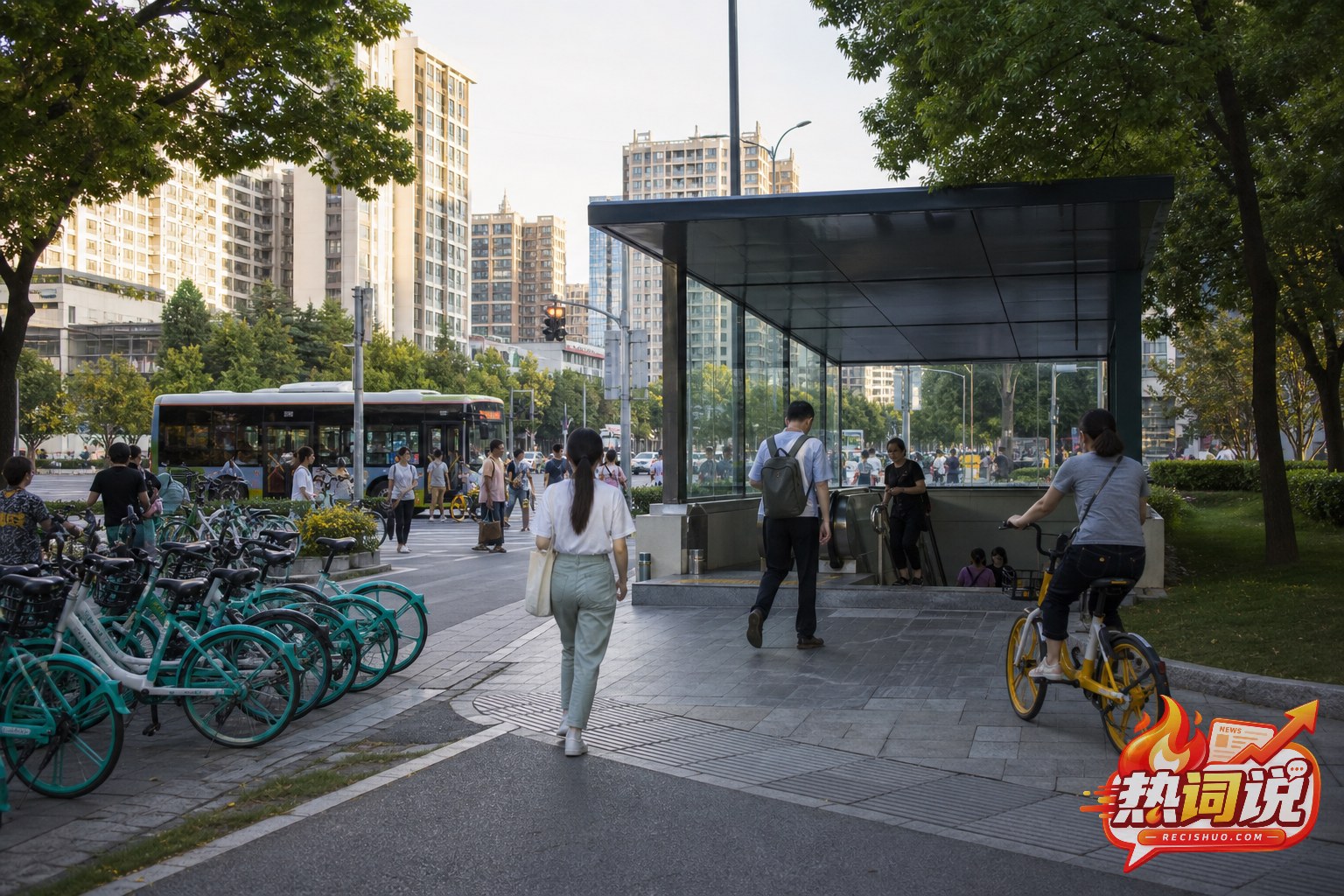 中国城市地铁、公交、共享单车与步行空间相互衔接的日常场景
