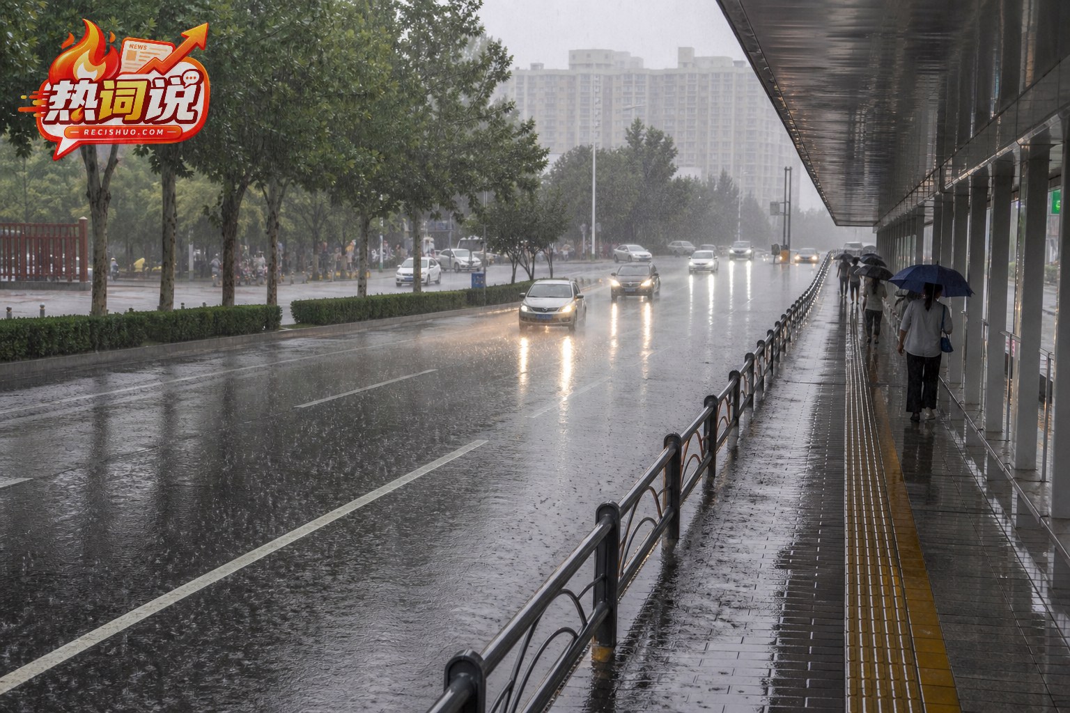 河南城市道路遭遇强降雨,车辆谨慎行驶、行人在有顶通道内避雨