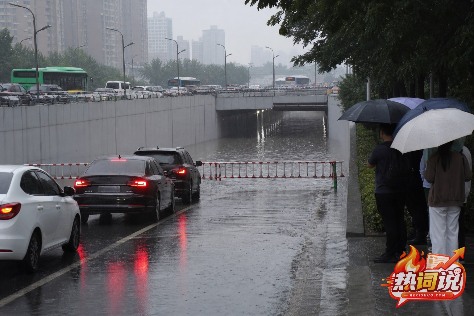 河南城市强降雨中,车辆停在设置隔离设施的积水下穿通道外
