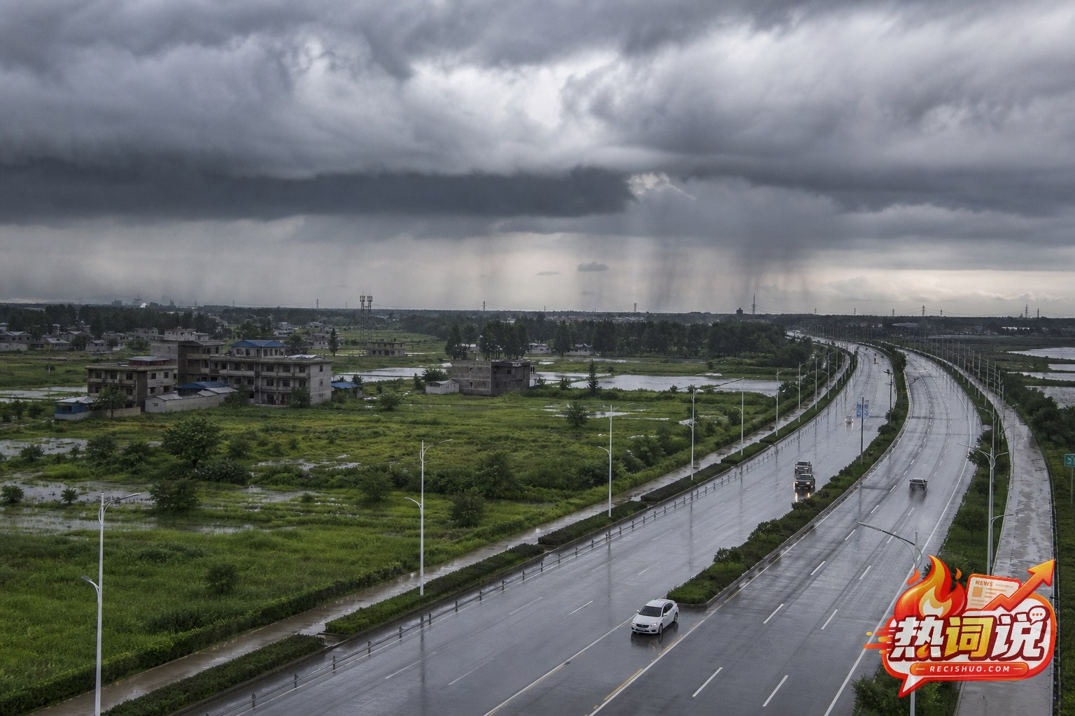 河南城乡道路与田野上空乌云密布,远处可见持续降雨形成的雨幕