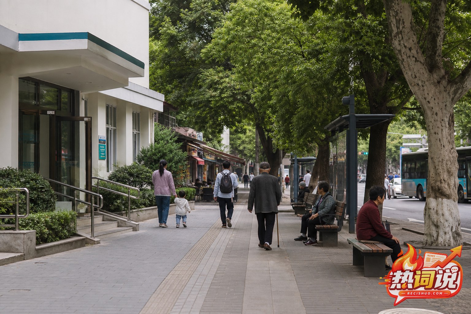 树荫街区连接社区服务设施、公交站和便民商铺,居民步行往来