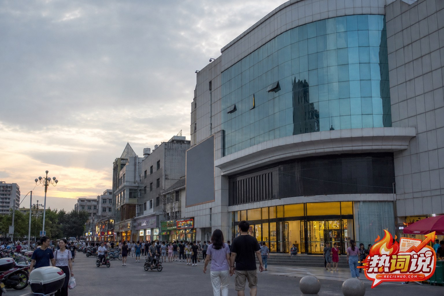 许昌成熟商业街区的大型商场与周边店铺共同形成客流场景