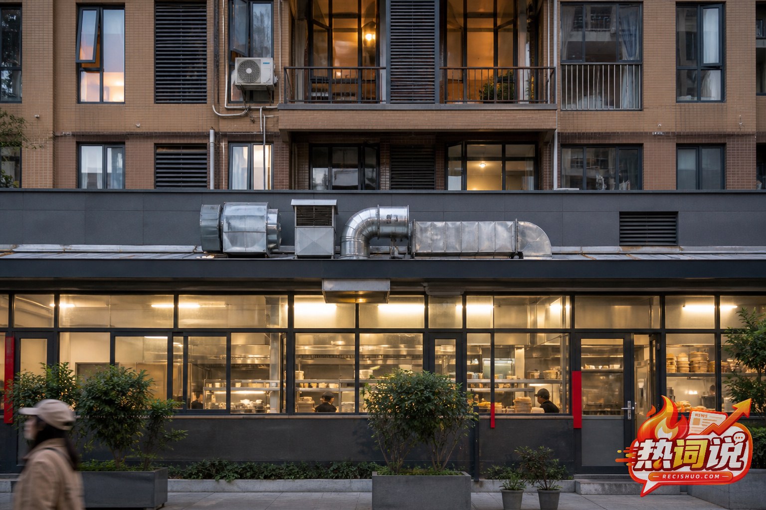 居民住宅楼底层餐饮店排风设施与楼上住宅窗户相邻的城市街景