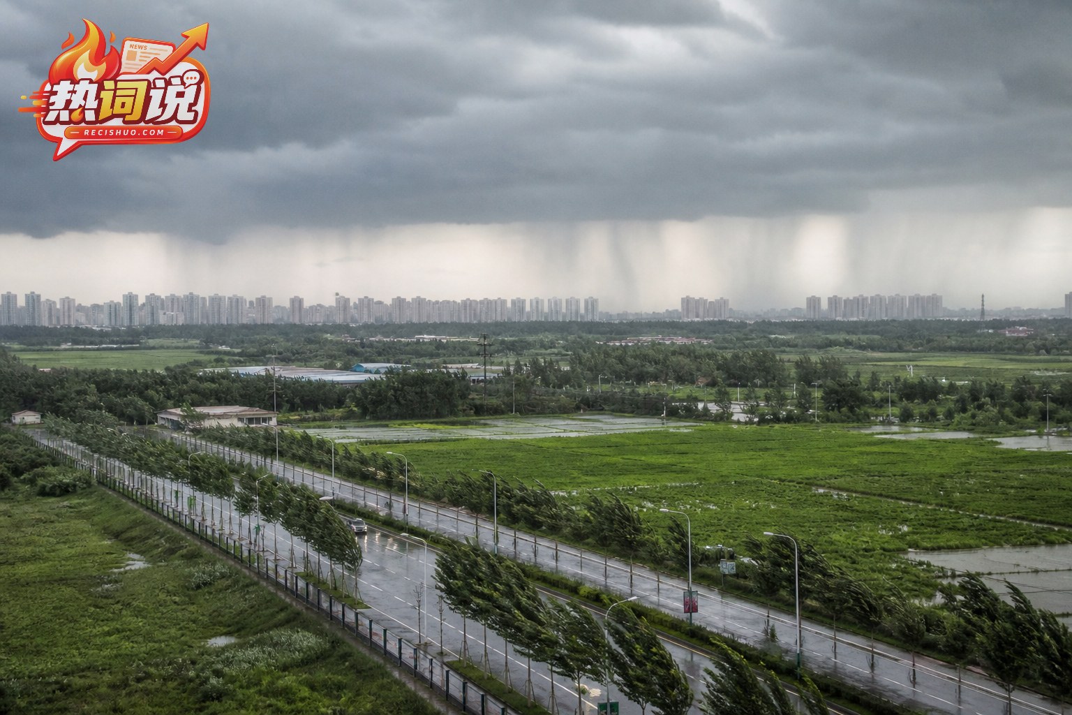 乌云和雨幕笼罩河南平原城市、道路与农田的横版新闻场景