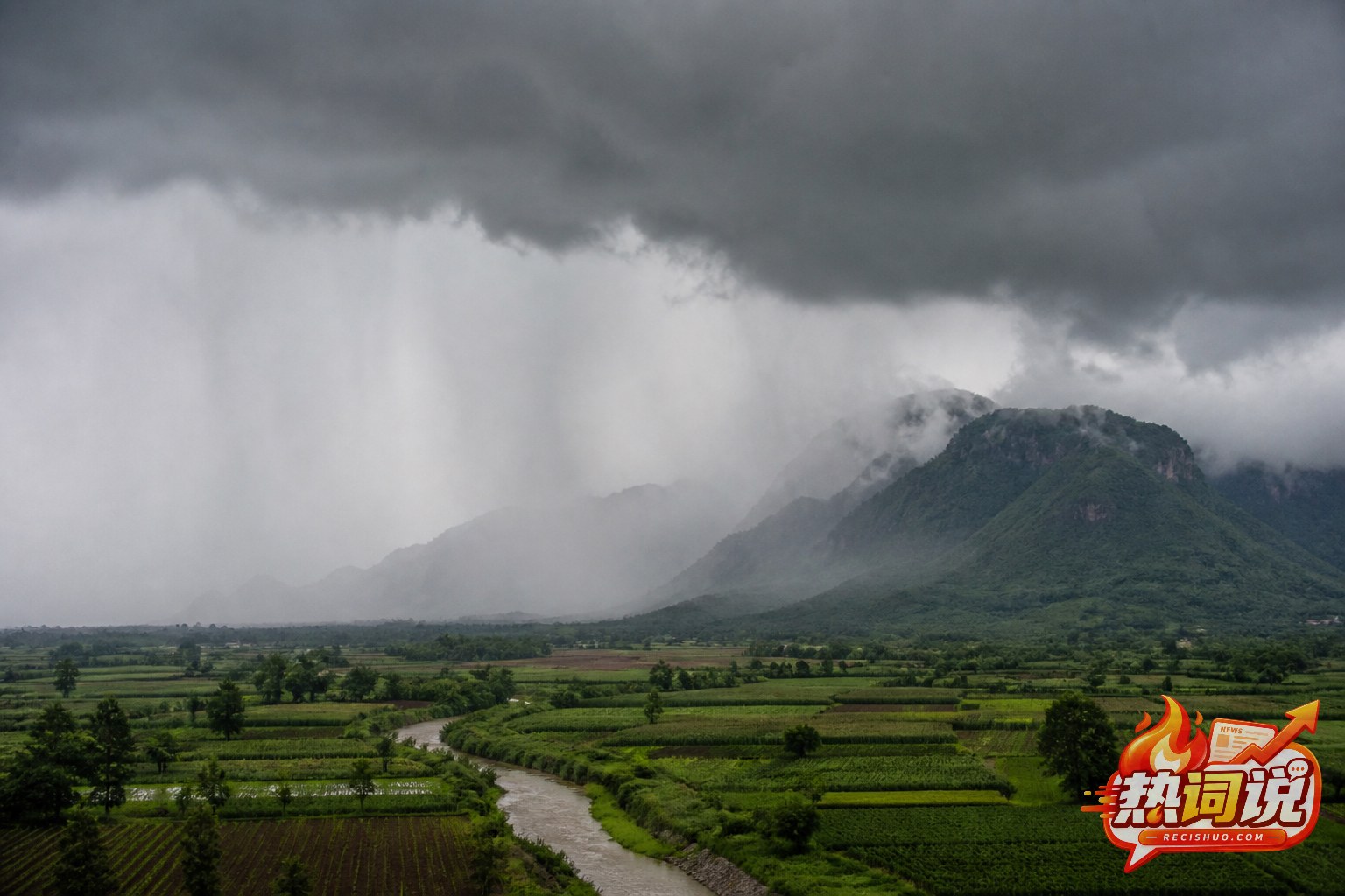 河南平原与山地交界处乌云低压,密集雨幕覆盖农田和山麓