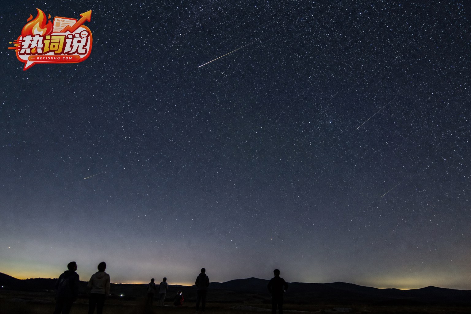 夏夜郊外的观星者仰望英仙座流星雨,多道细小流星划过真实星空