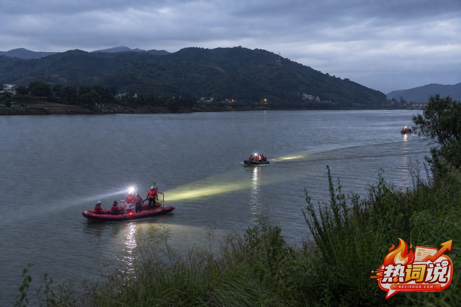 云南山区河流上救援船在傍晚开展水面搜索的纪实场景