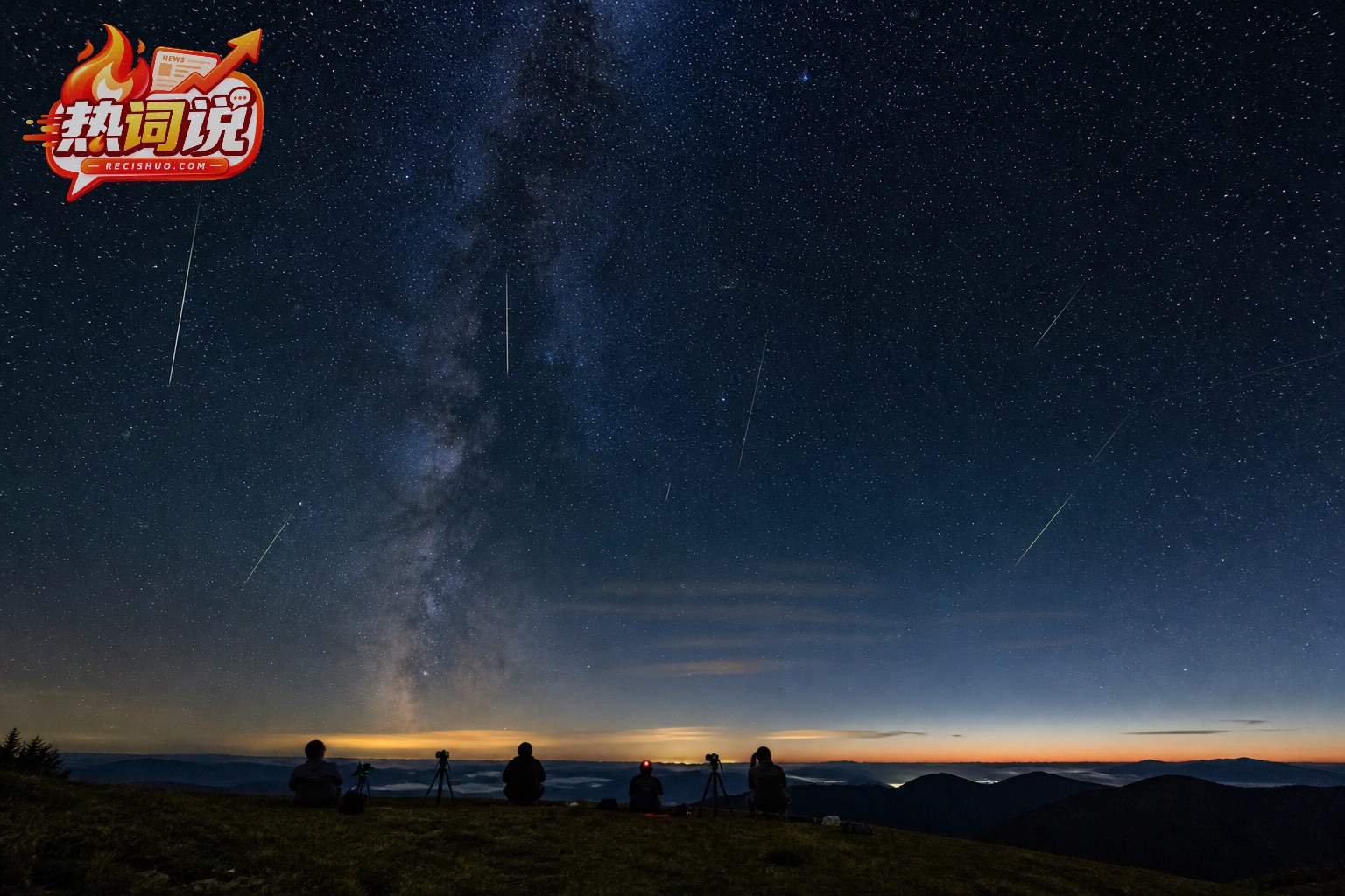 夏夜山野中多名观星者仰望英仙座流星雨的横版夜空景象