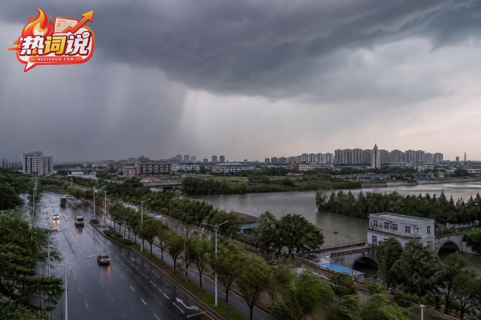 深灰雨云和移动雨幕笼罩江苏河网城市的纪实景象