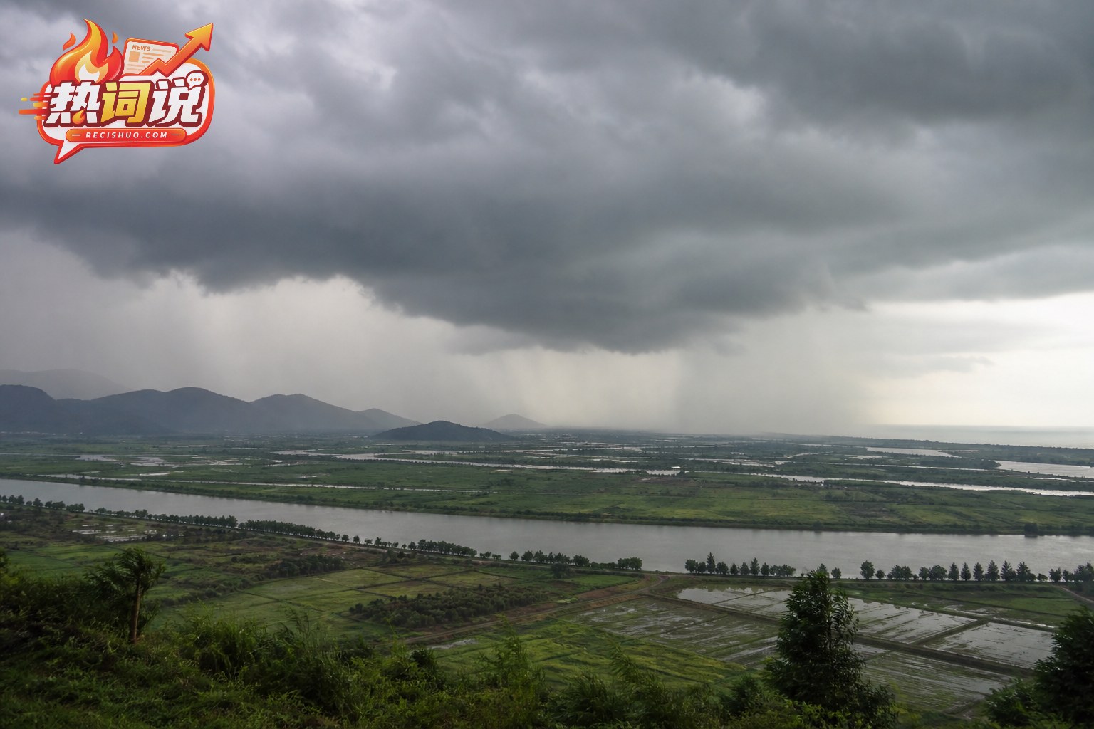 暖湿气流越过河流平原向内陆丘陵输送水汽并形成连续雨幕的自然景象