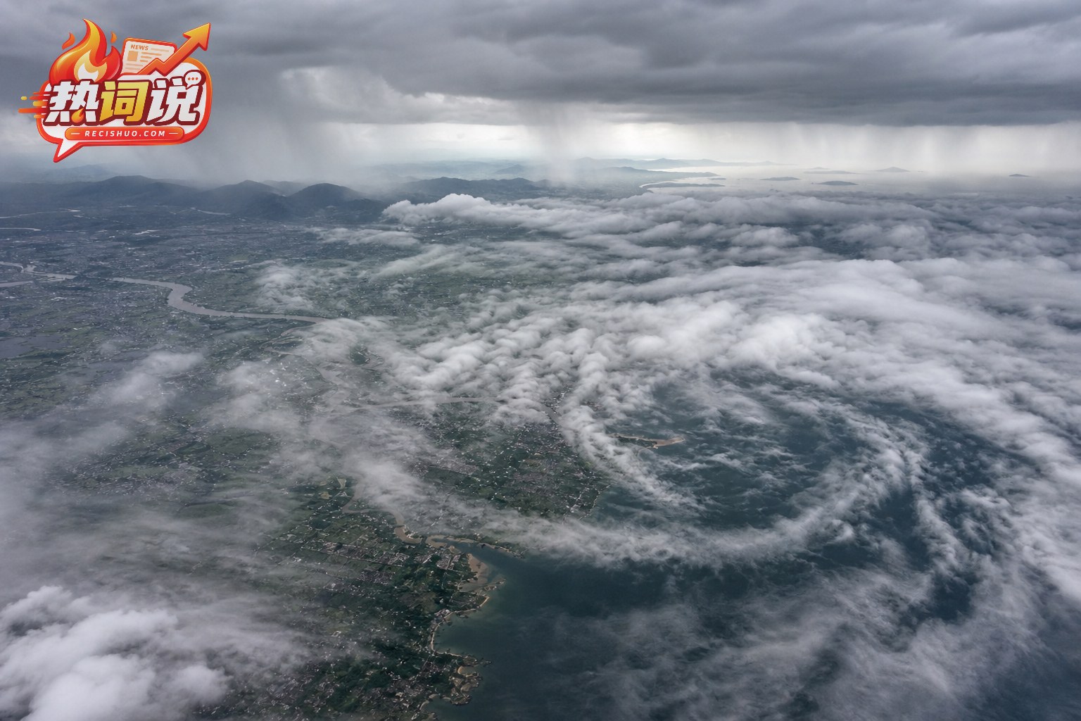 热带气旋减弱后大片云雨带从东部海面延伸至内陆平原和山区的航拍景象