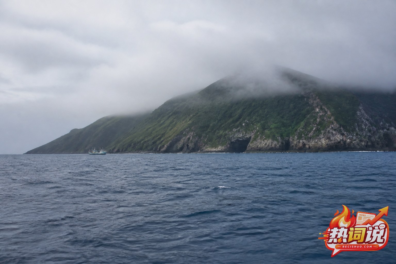 云雾笼罩的南千岛群岛火山岛海岸与近海渔船