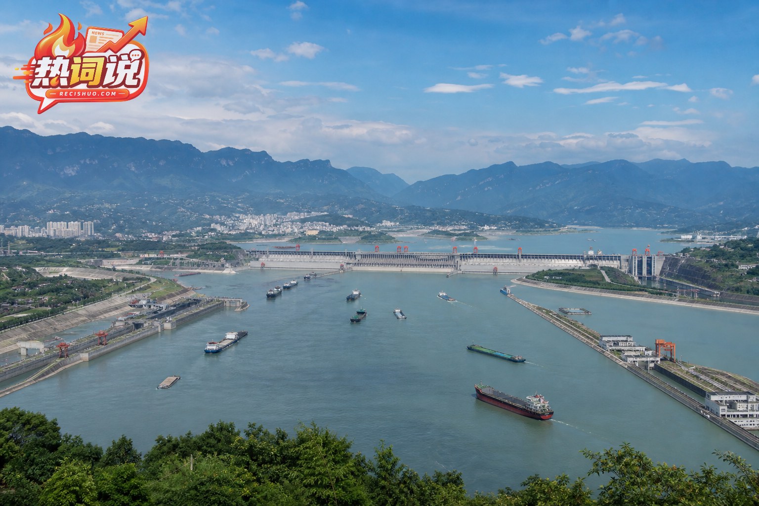 三峡枢纽坝区与多艘内河货船有序通航的全景