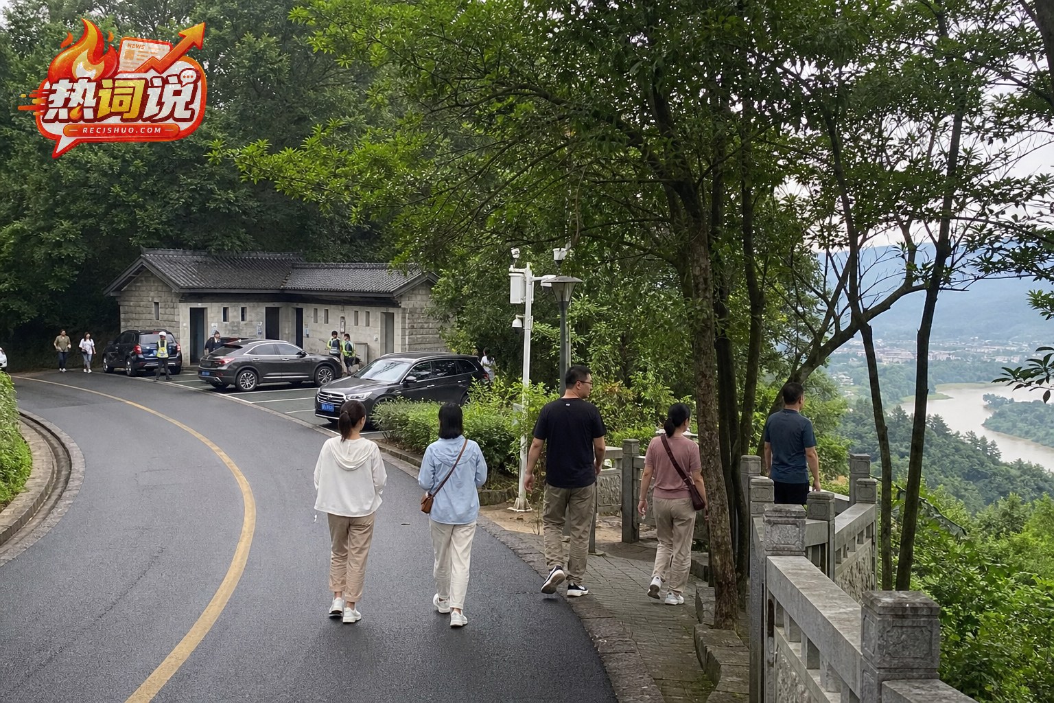 游客沿杭州郊区山路步行前往观景点并有序停放车辆的示意图