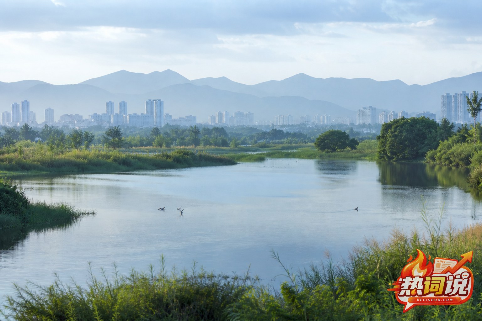 清晨河湖湿地、城市与远山相互映衬的生态环境景观