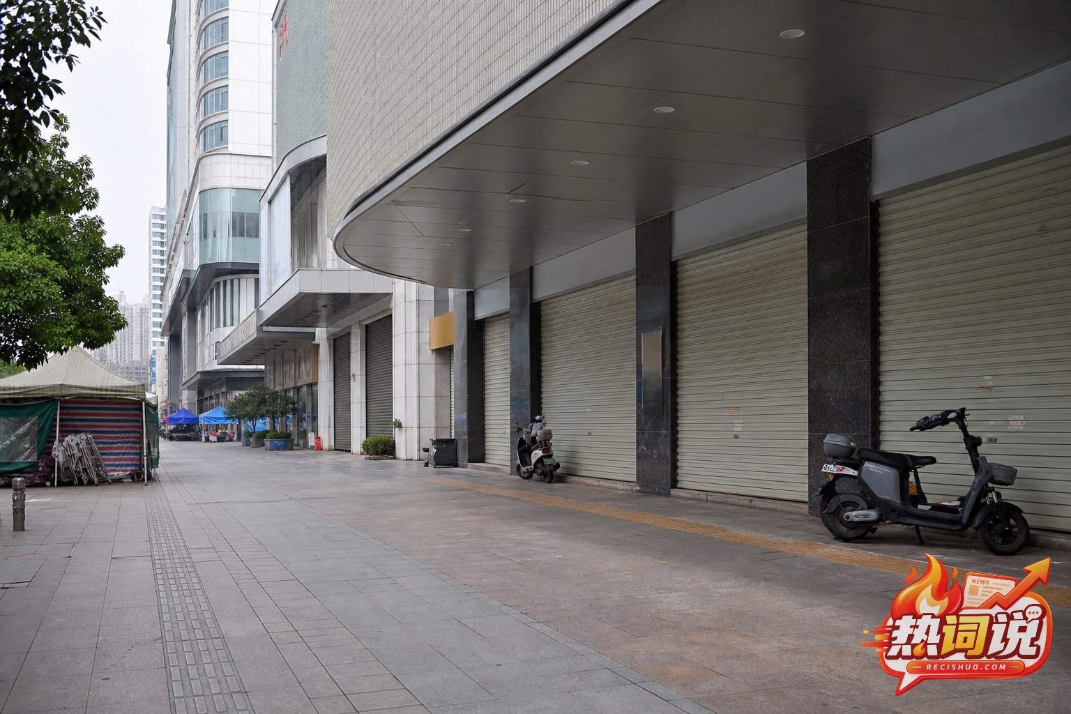 大型商业门店休息时街道安静、周边摊位停业的城市商业街景