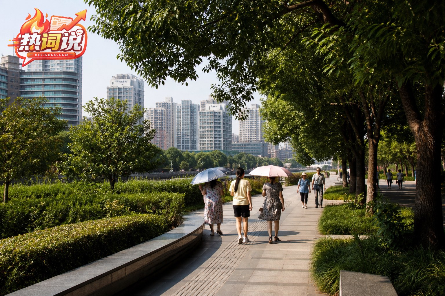 末伏清晨市民撑伞走在绿荫覆盖的城市步道上