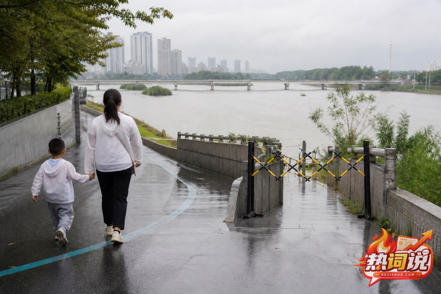 居民带孩子绕开已封闭的低洼亲水步道