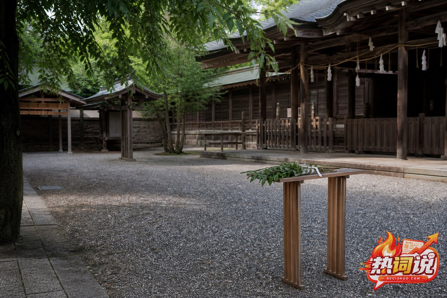 传统日式神社庭院内摆放在木架上的常绿枝叶祭祀供物
