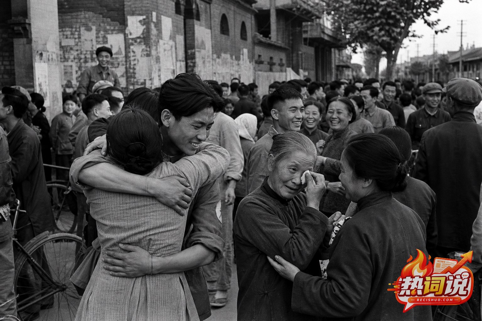 黑白影像风格再现1945年民众得知抗战胜利消息后相拥落泪的场景