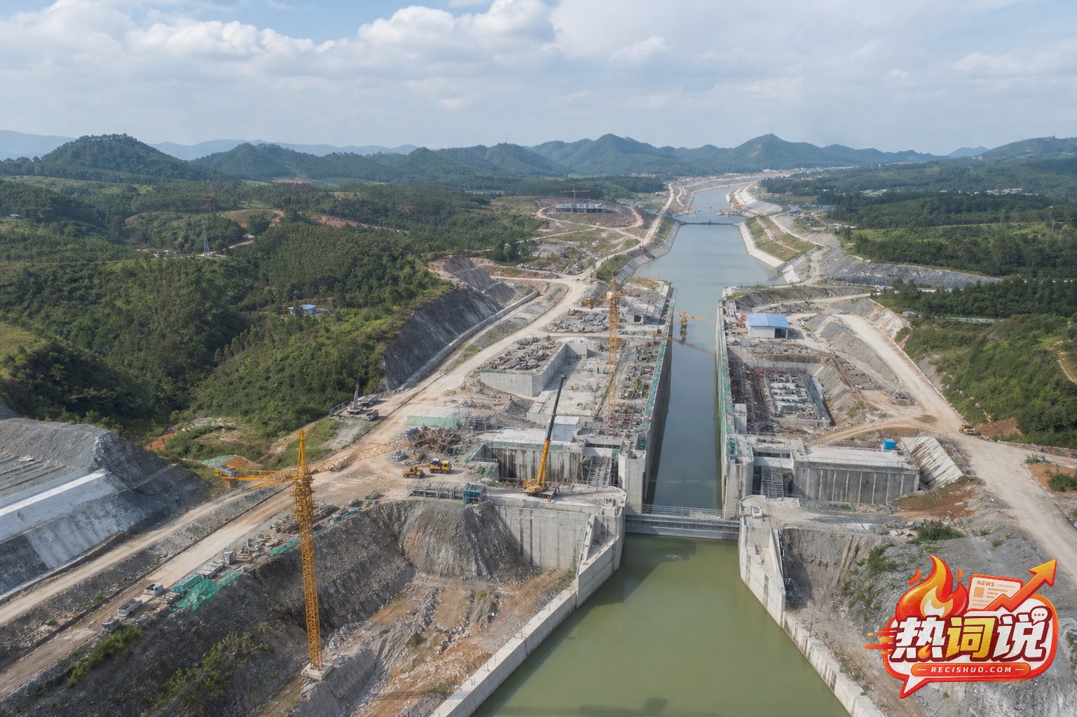 广西丘陵间平陆运河航道与船闸施工现场的航拍全景