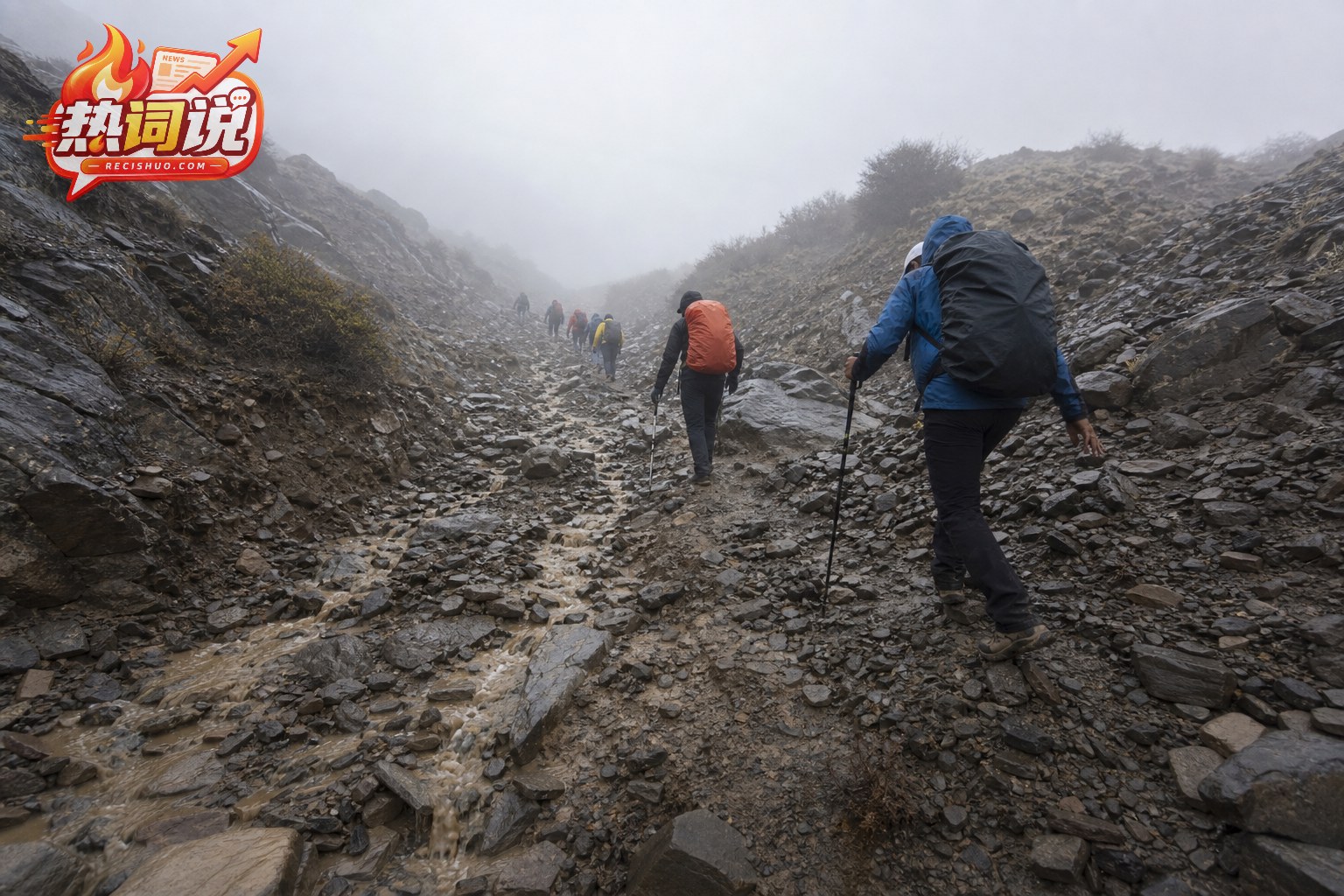 徒步者在雨后有积水和碎石的无名山沟中谨慎前行