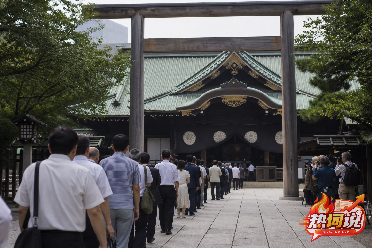 日本城市神社外排队进入的参拜者与一旁采访的媒体人员