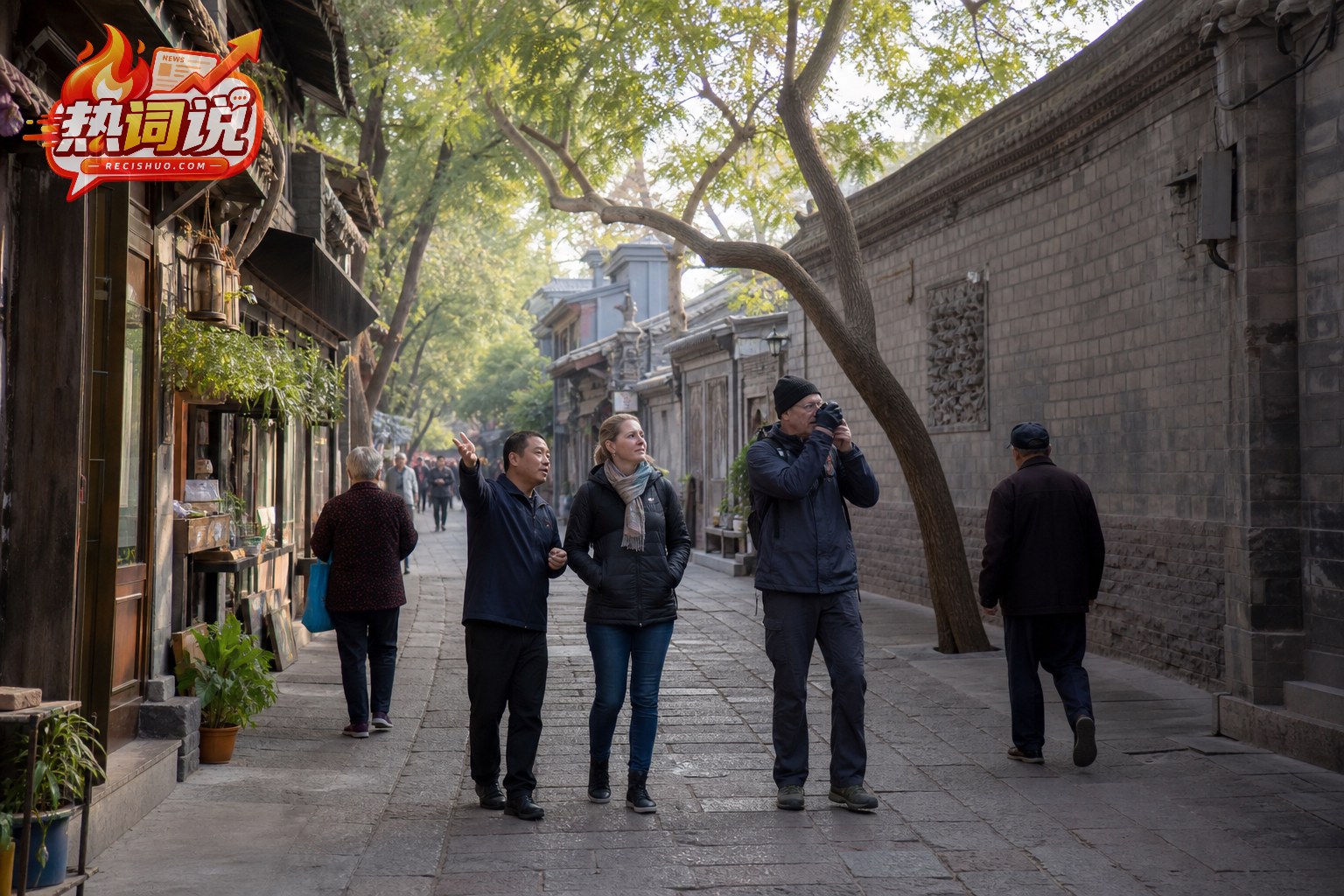 外国游客在树荫下的中国历史街区观察建筑并拍照