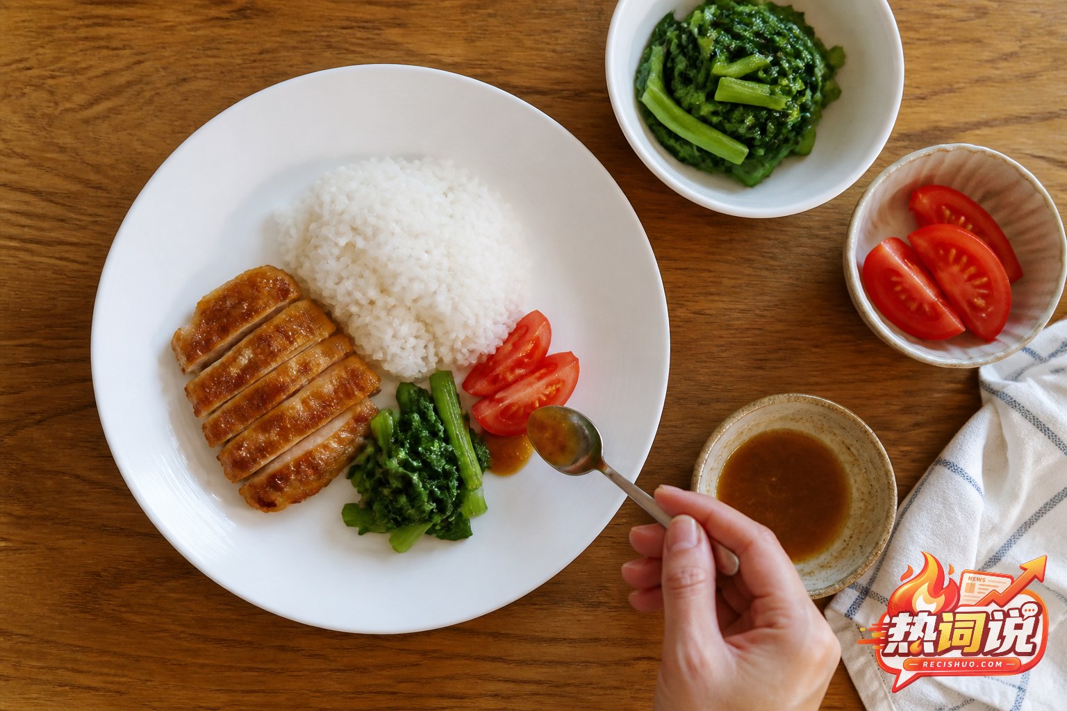 俯拍白色餐盘中的米饭鸡肉蔬菜及添加酱汁的摆盘过程