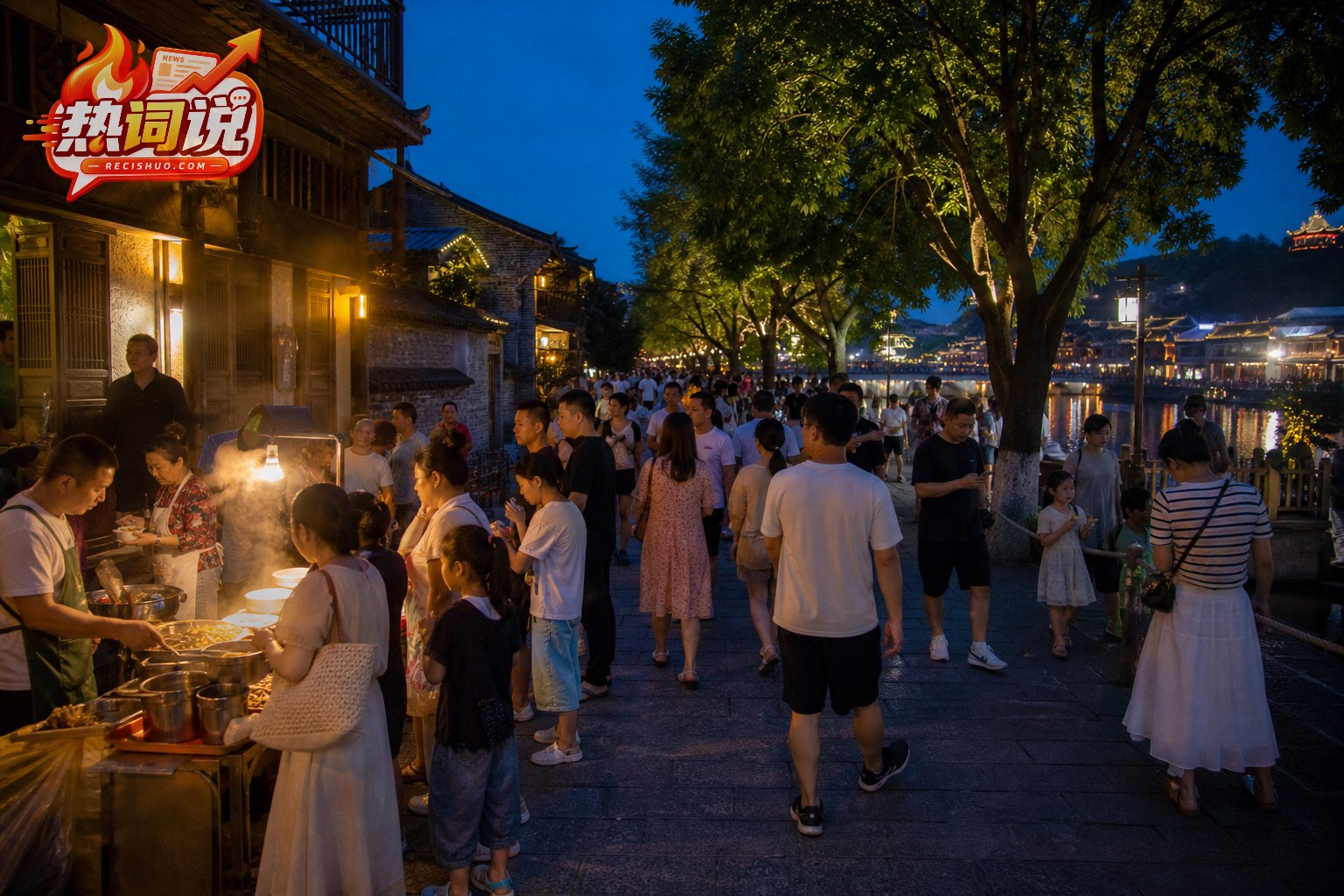 游客在夏夜滨水街区体验餐饮、散步与文化休闲活动