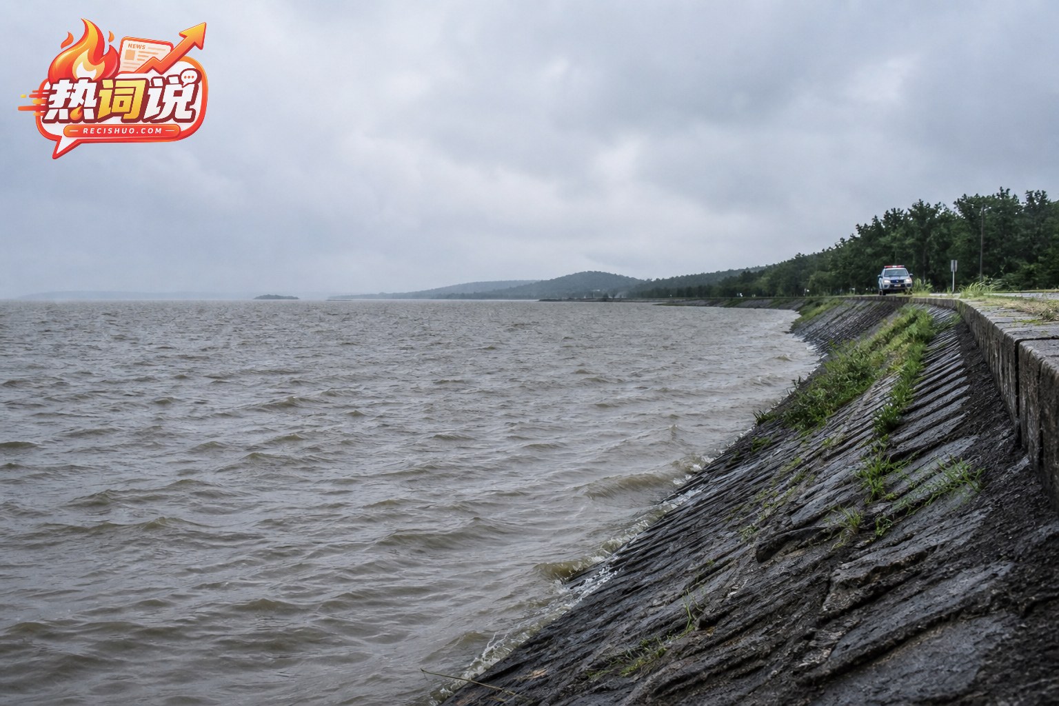 阴雨天气下太湖高水位逼近沿岸防洪堤的现场景象