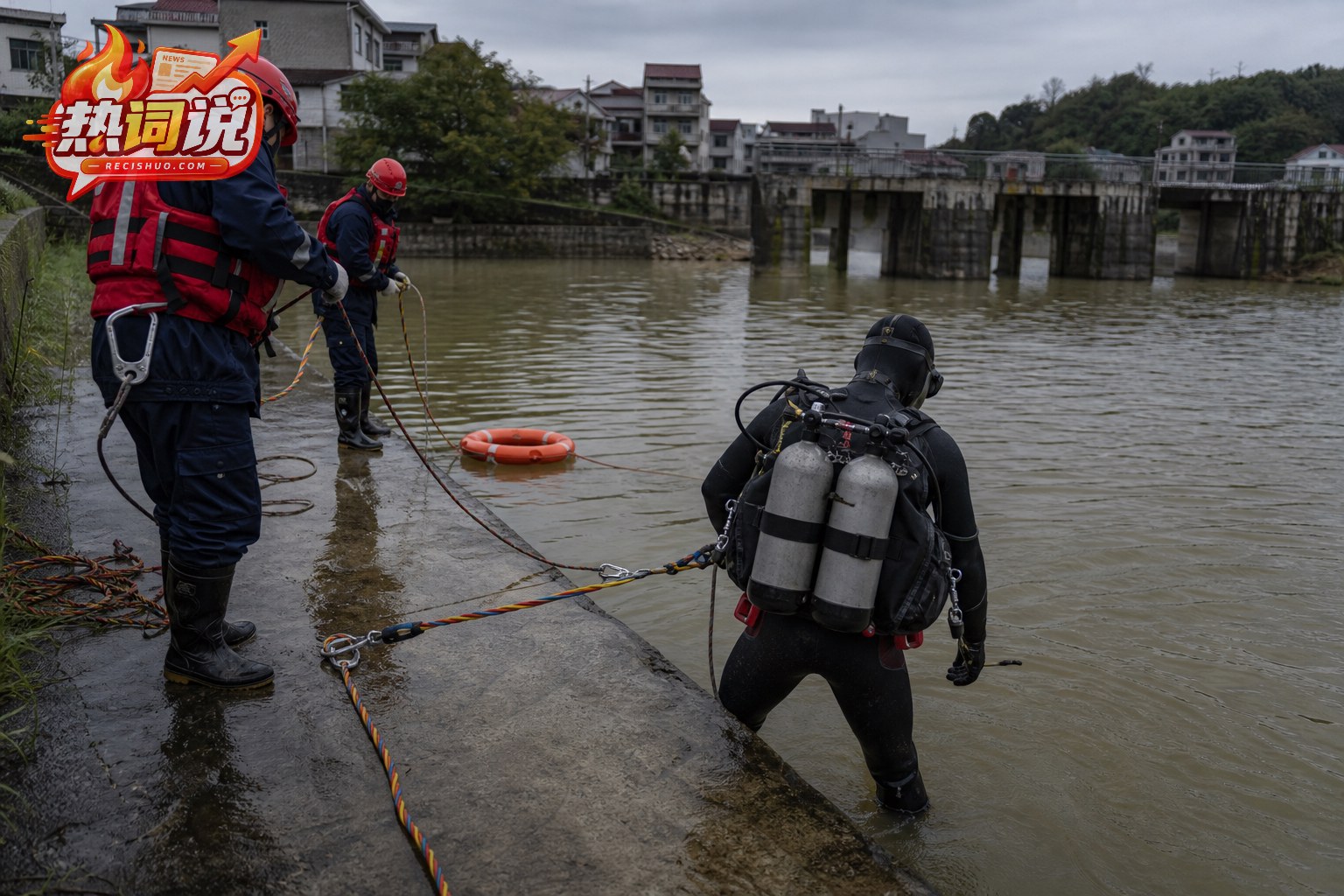 潜水作业人员在安全绳和岸上同伴保护下准备检查水库出水设施