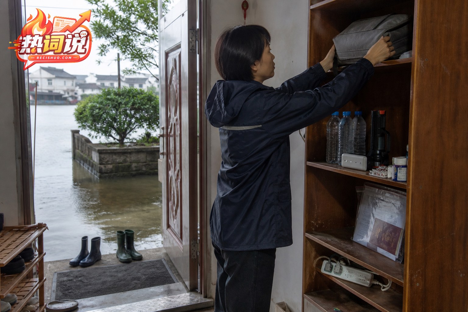 沿湖居民将应急物资和重要物品转移至高处